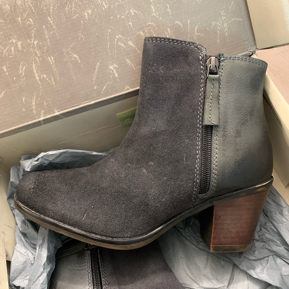 Roan Women’s “Lina” bootie size 9M NIB color is grey-white